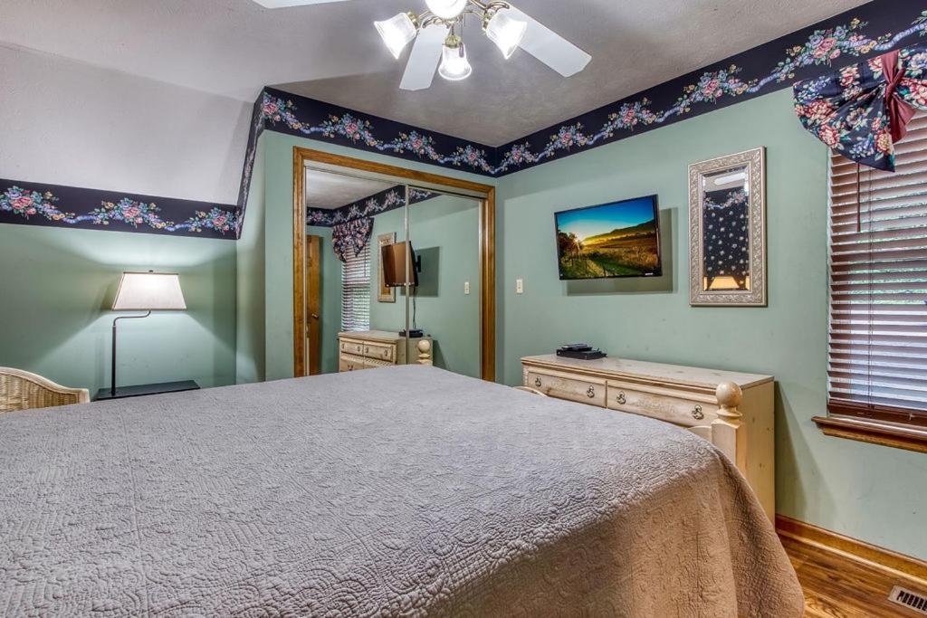 Serenity Heights, Amazing Views, Hot Tub Pool Access, 1089 Free Tickets Each Paid Day, Dollywood ガトリンバーグ エクステリア 写真