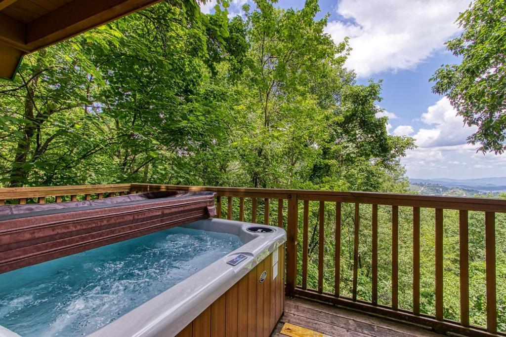 Serenity Heights, Amazing Views, Hot Tub Pool Access, 1089 Free Tickets Each Paid Day, Dollywood ガトリンバーグ エクステリア 写真