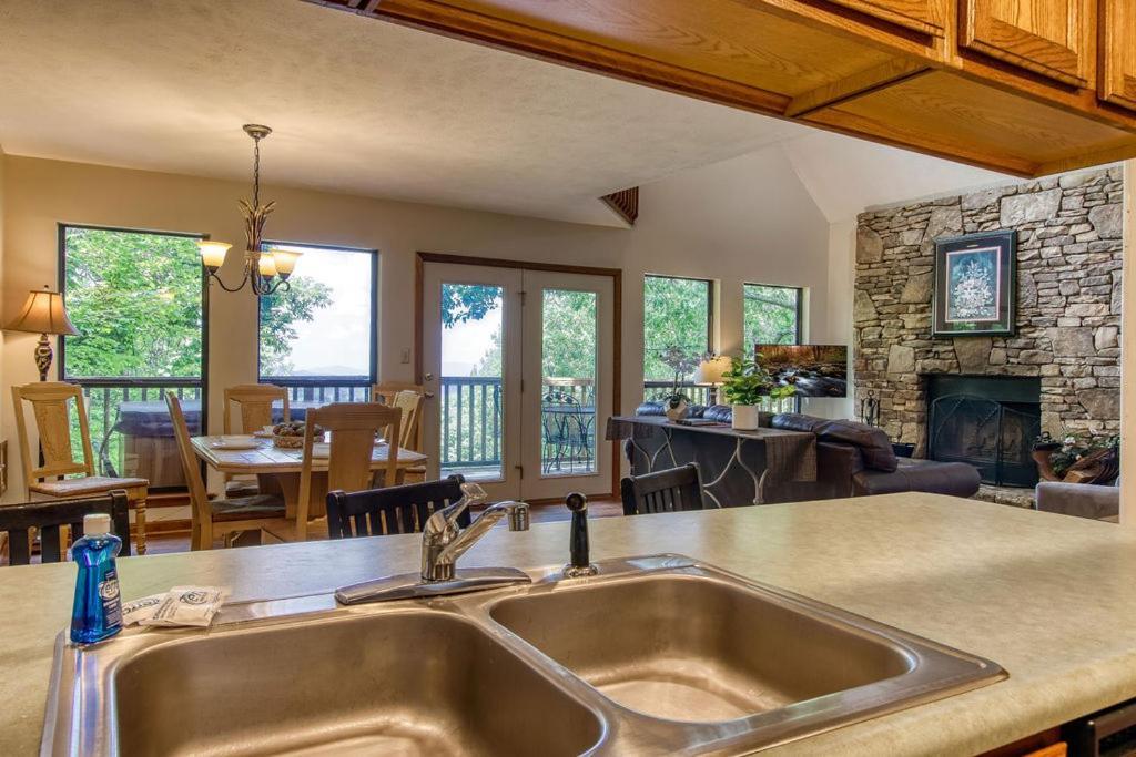 Serenity Heights, Amazing Views, Hot Tub Pool Access, 1089 Free Tickets Each Paid Day, Dollywood ガトリンバーグ エクステリア 写真